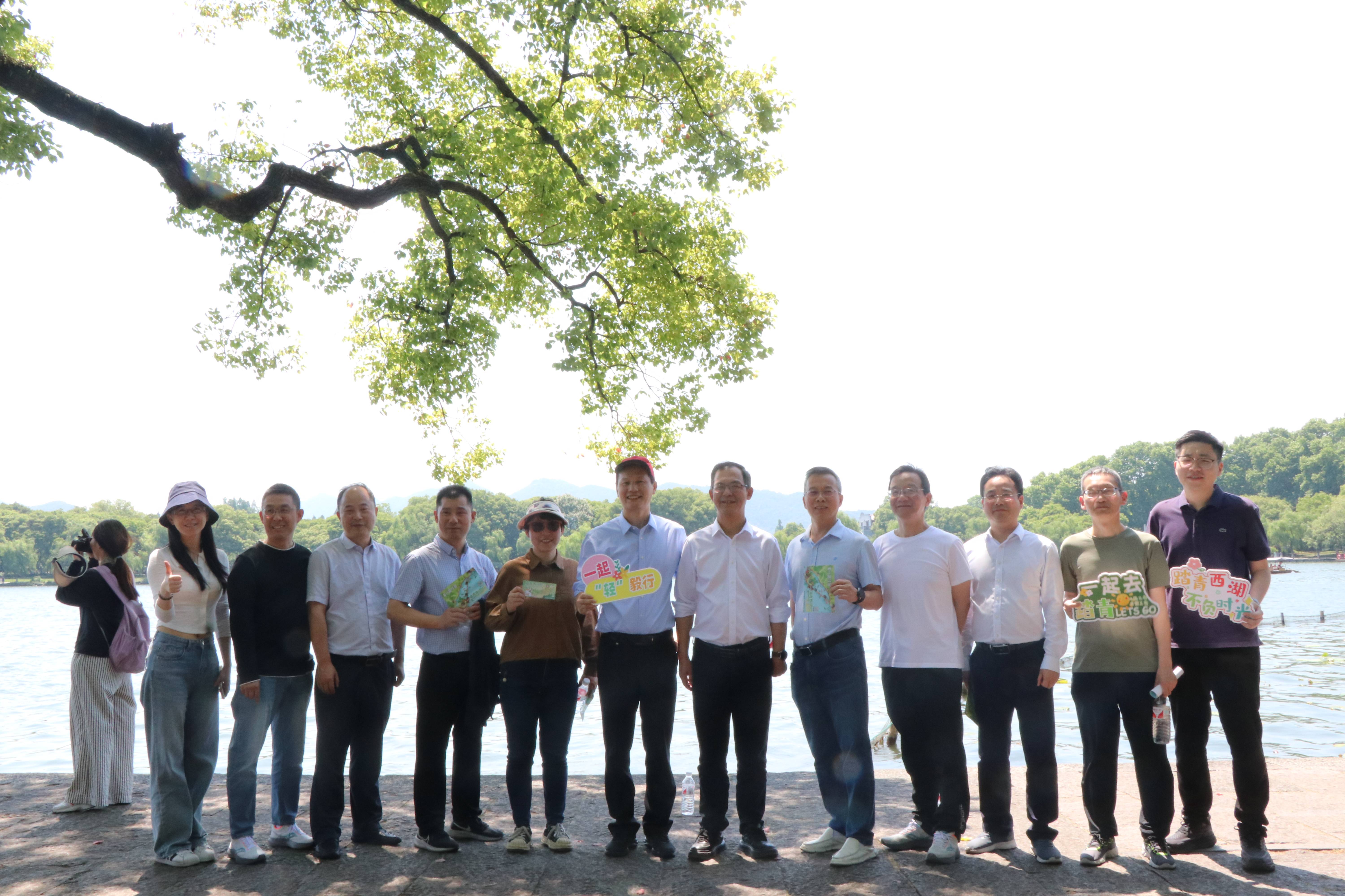 踏青西湖，不負(fù)時(shí)光丨省二輕集團(tuán)開(kāi)展“輕”毅行活動(dòng)