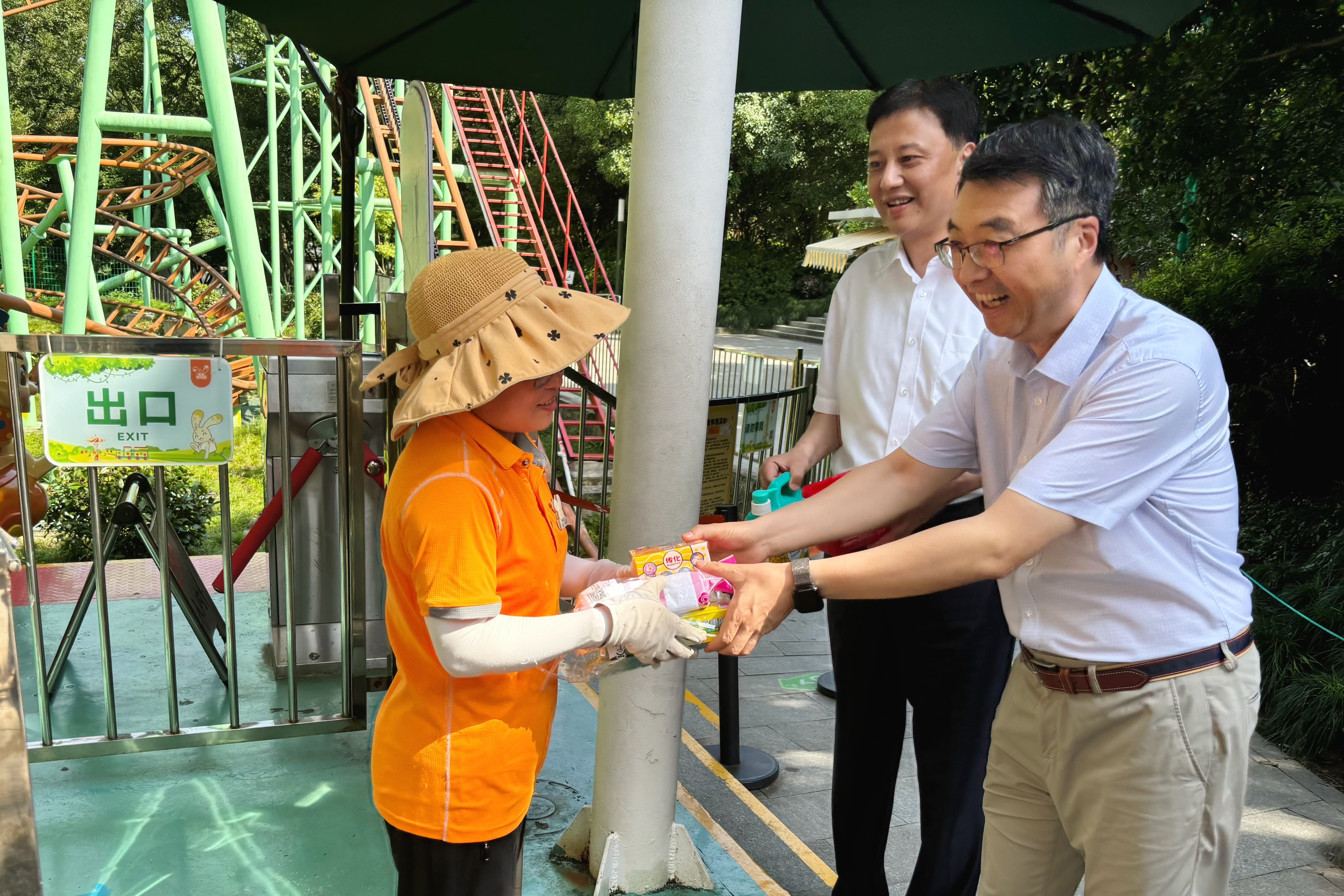 盛夏送清涼 關(guān)愛沁人心 省二輕集團開展高溫慰問活動