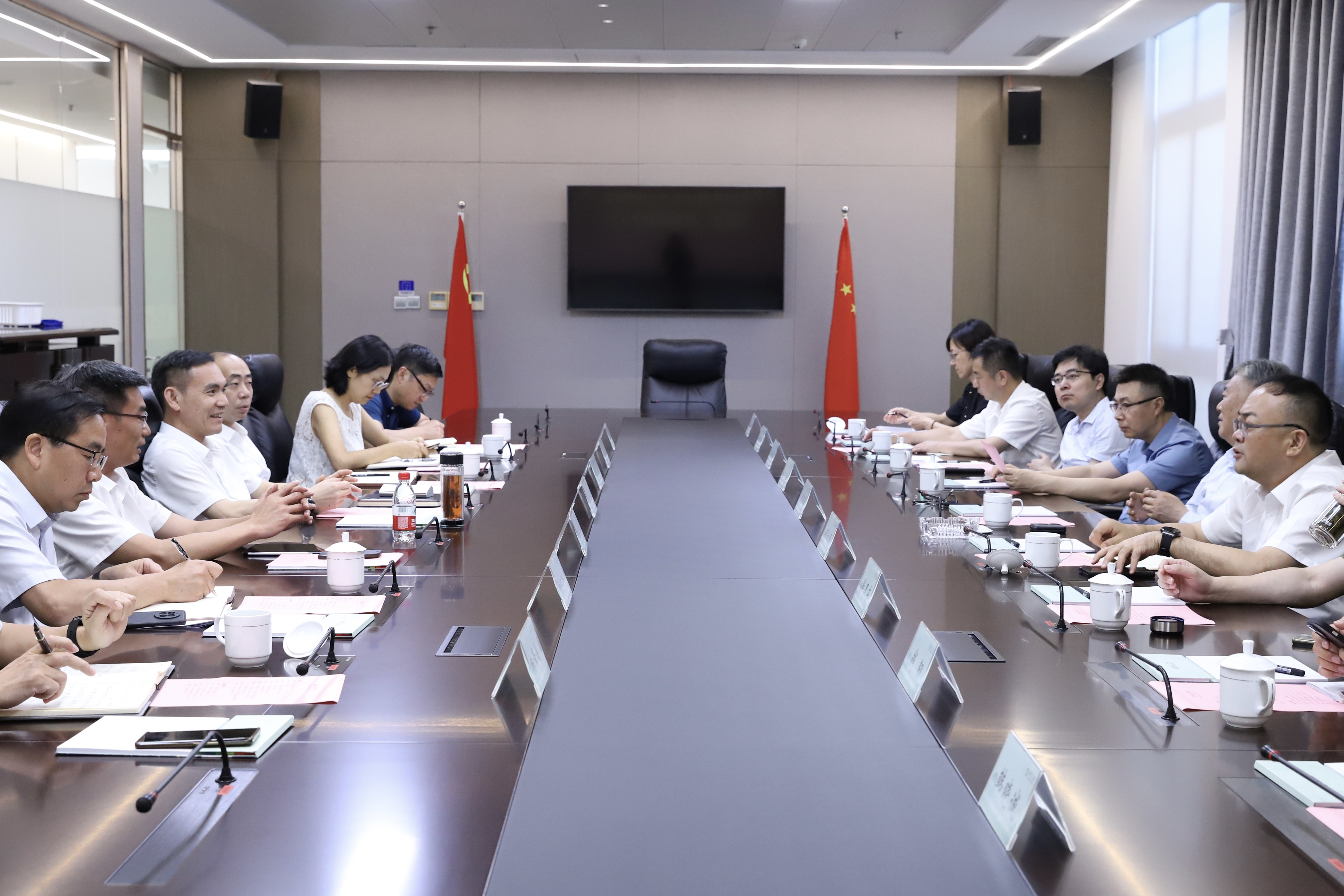 蘇州市政協(xié)副主席、常熟市委書(shū)記周勤第一行到訪省二輕集團(tuán)